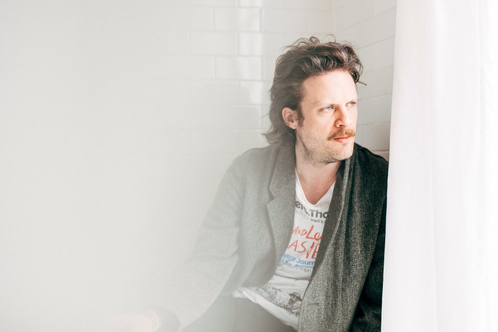 Father John Misty trình diễn The Dead Mouse One – Một hành trình âm nhạc đầy cảm xúc