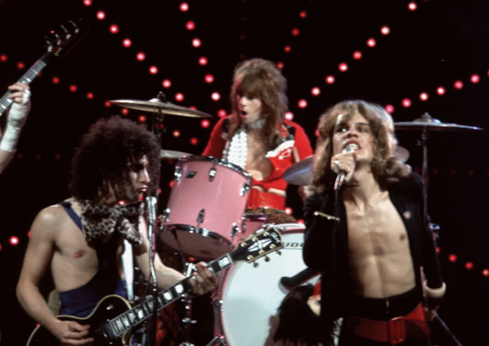 New York Dolls và di sản bất hủ: Hành trình âm nhạc và sự ra đi của David Johansen