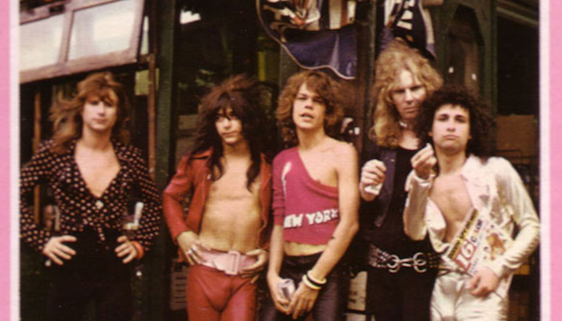 New York Dolls và di sản bất hủ: Hành trình âm nhạc và sự ra đi của David Johansen